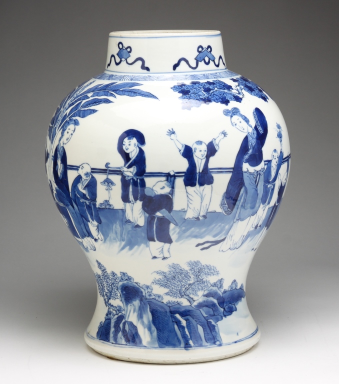 Appraisal: CHINESE PORCELAIN VASE Possibly Kangxi but most likely th century