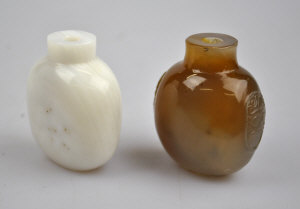 Appraisal: A Chinese agate snuff bottle carved with mask handles to