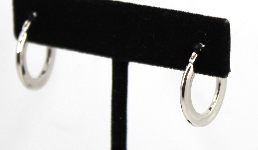 Appraisal: CONTEMPORARY K WHITE GOLD OVAL HOOP EARRINGS Modern Contemporary K