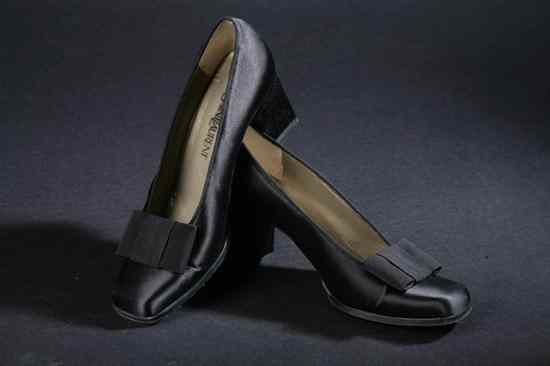 Appraisal: YVES SAINT LAURENT BLACK SATIN PUMPS M The topline with