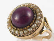 Appraisal: A yellow metal tests carat gold cabochon amethyst and seed