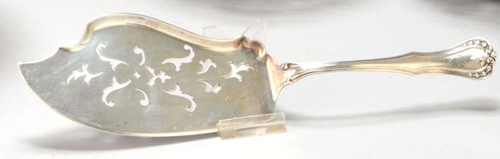 Appraisal: STERLING SILVER FISH SLICE By Reed Barton in the Devon