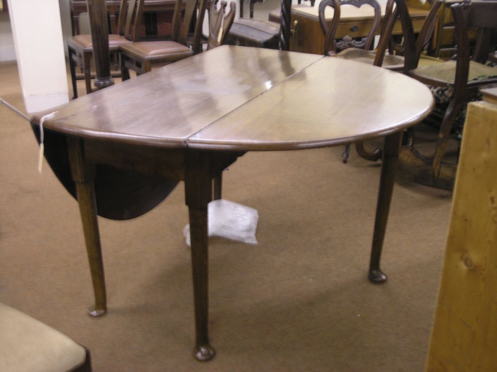 Appraisal: A th century oak drop-leaf dining table on pad feet