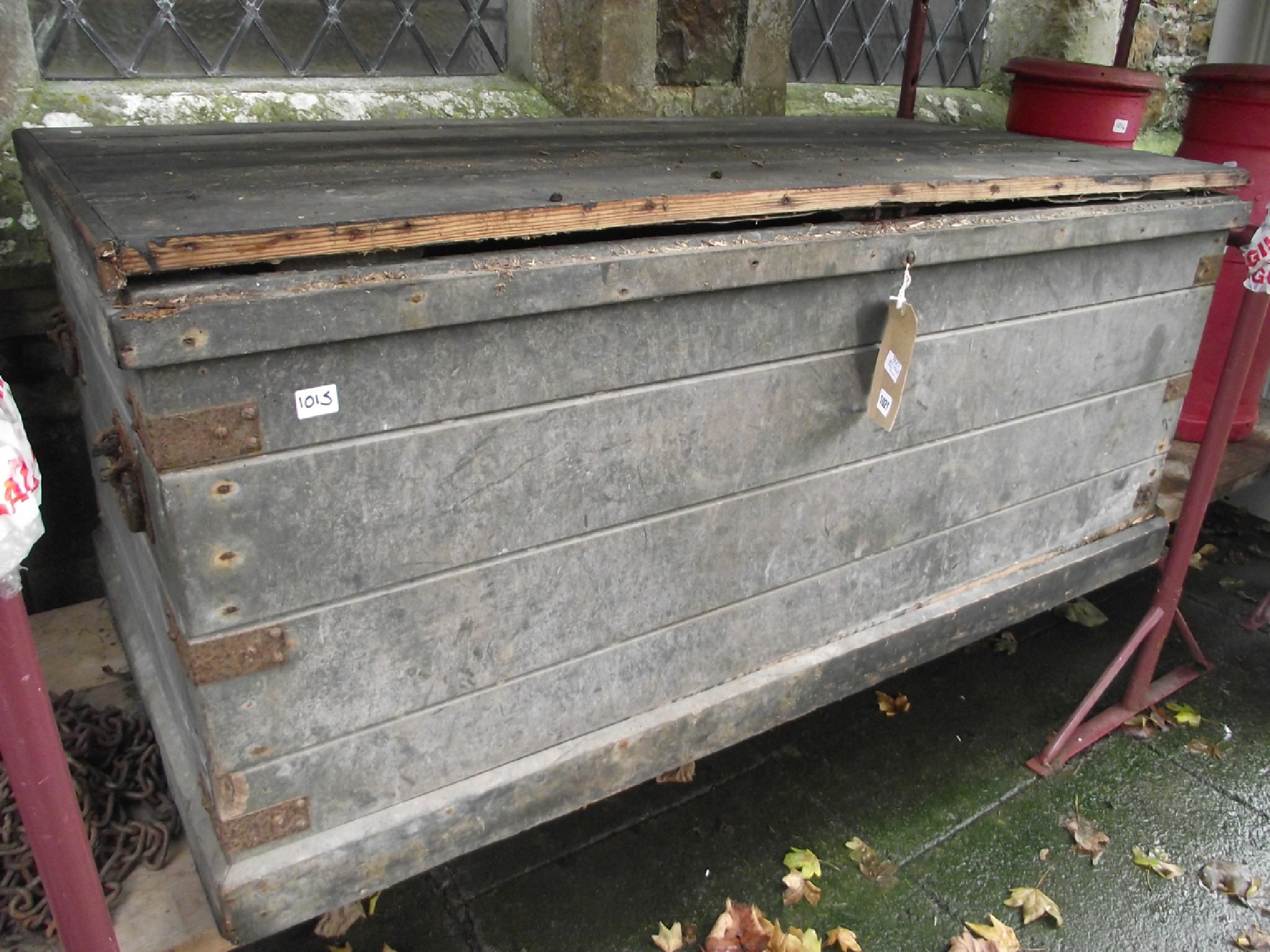 Appraisal: A substantial vintage stained pine box zinc lined with hinged