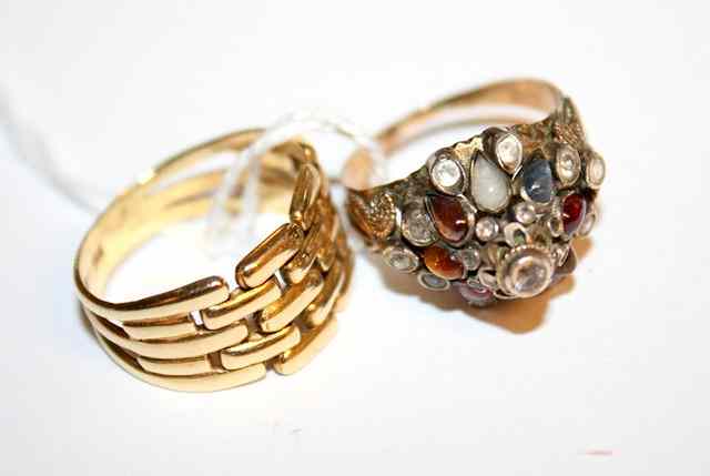 Appraisal: A CONTEMPORARY GOLD RING in the form of links and