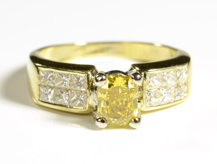 Appraisal: CANARY DIAMOND WHITE DIAMOND AND EIGHTEEN KARAT GOLD RING centering