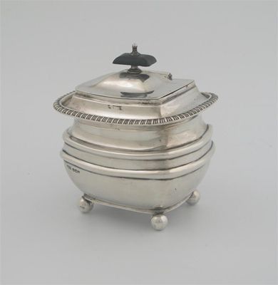 Appraisal: A modern tea caddy on ball feet with a hinged