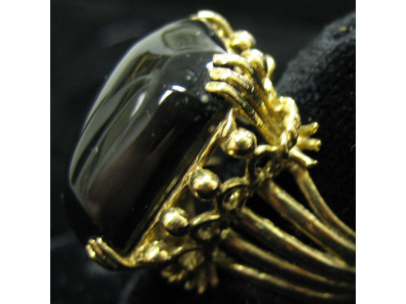 Appraisal: ONYX RING k yellow gold ring with one octagon cabochon