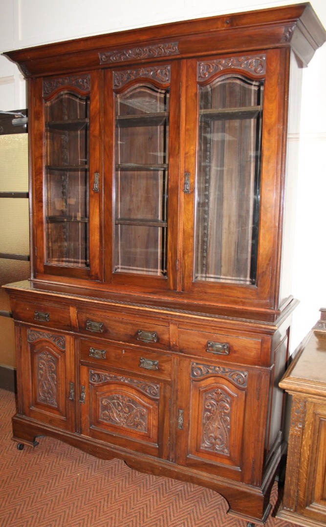 Appraisal: A late thC walnut display cabinet the upper section headed