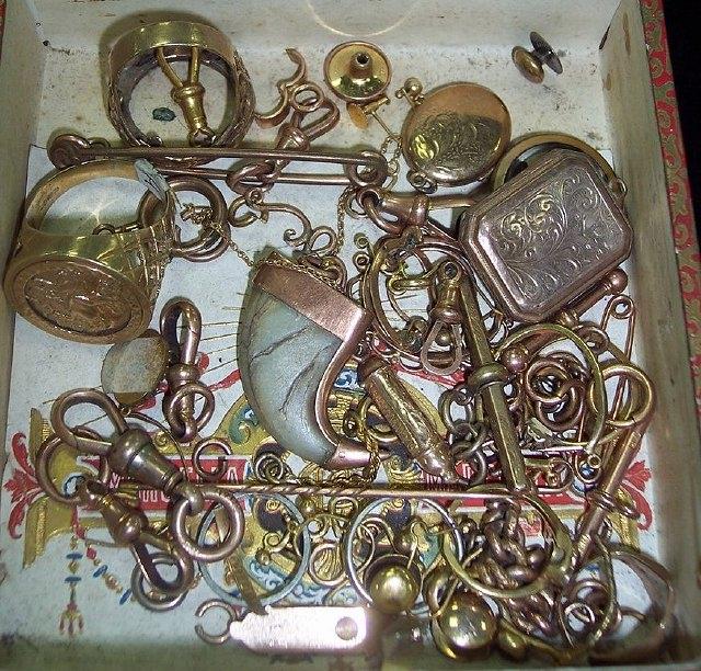 Appraisal: A large quantity of scrap gold etc