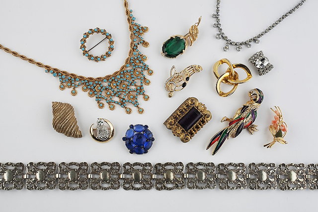 Appraisal: A collection of assorted jewellery and costume items to include