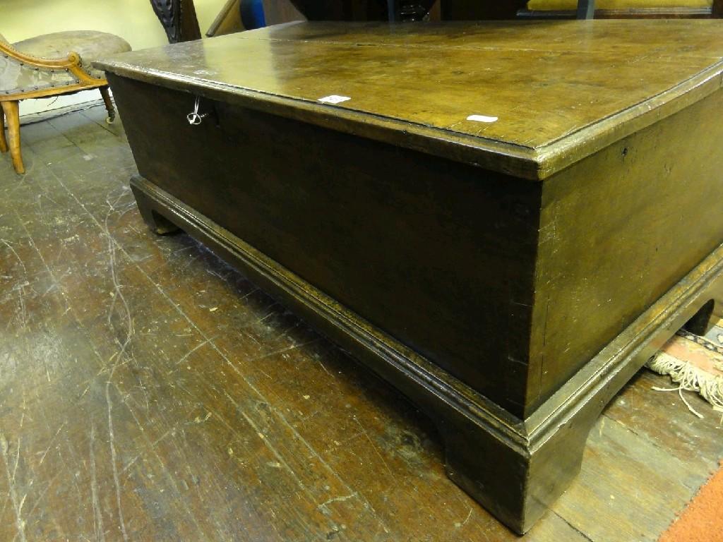 Appraisal: An antique oak blanket box of shallow rectangular form with