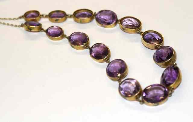 Appraisal: A GRADUATED AMETHYST SET NECKLACE set with fifteen oval facet