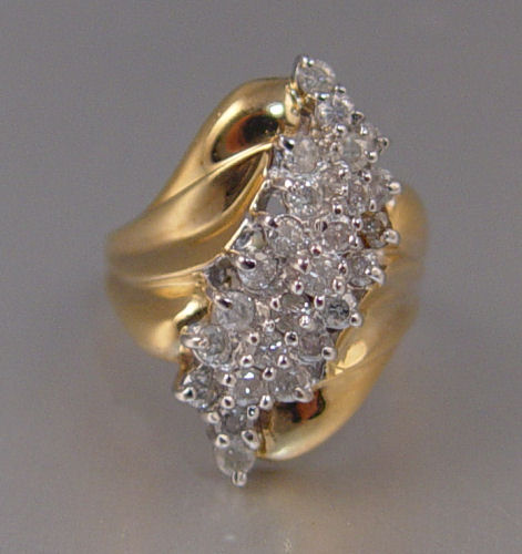 Appraisal: CTW DIAMOND CLUSTER RING yellow gold ring with a swirl