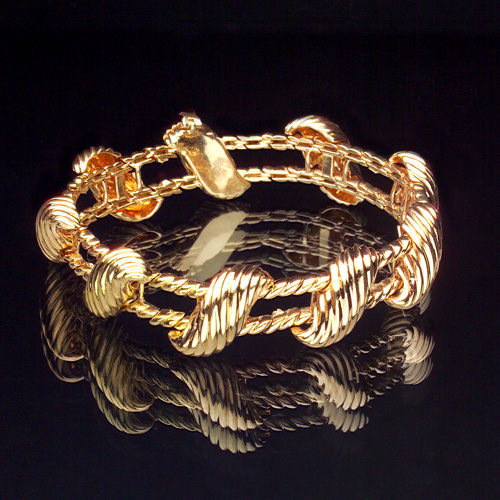 Appraisal: K YELLOW GOLD Link bracelet with fluted curved bosses connected