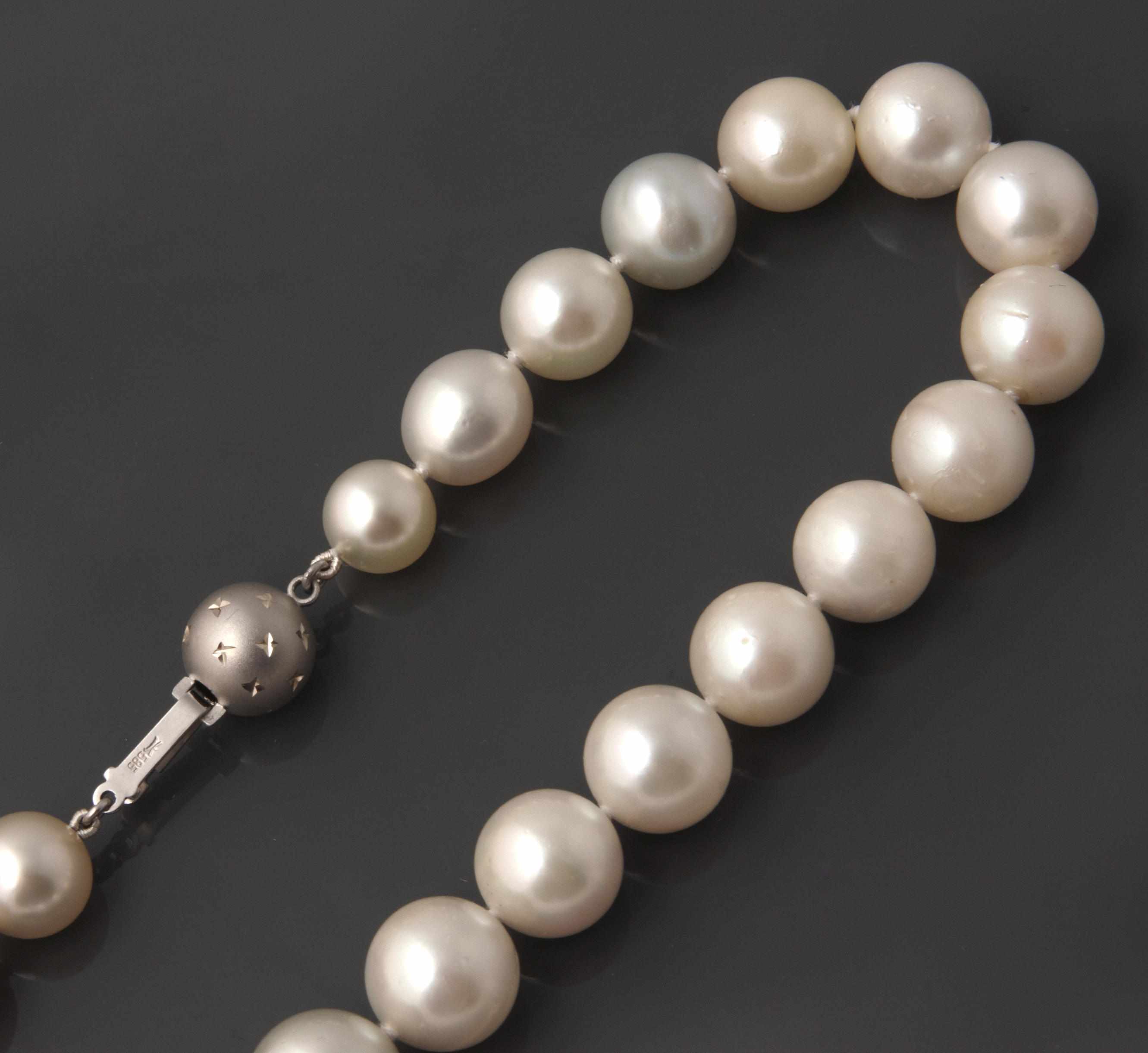 Appraisal: A South Sea cultured pearl and k white gold necklace