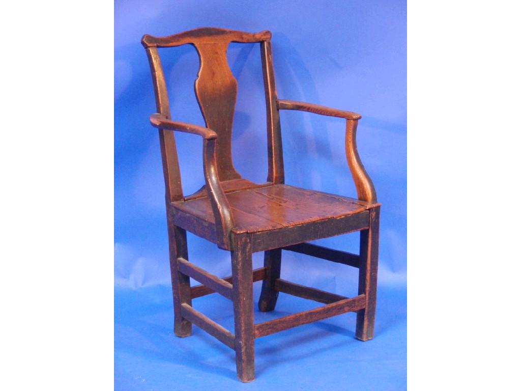 Appraisal: An thC elm country carver chair with vase splat