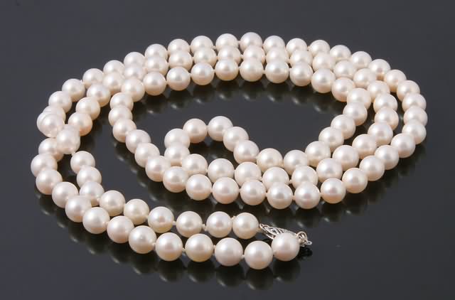 Appraisal: KW clasp long Single strand of - mm round white