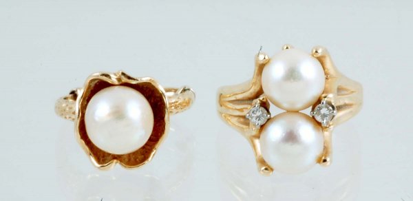 Appraisal: Two ladies pearl rings One in marked K yellow gold