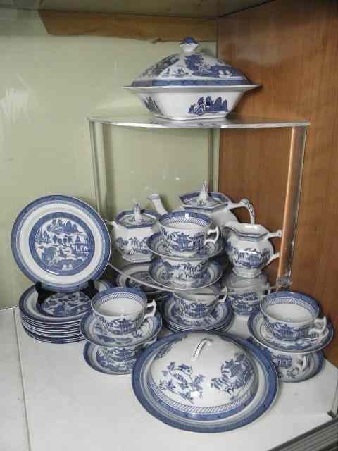 Appraisal: Wood Sons ''Woods Ware'' porcelain dinnerware ''Canton'' pattern Includes cups