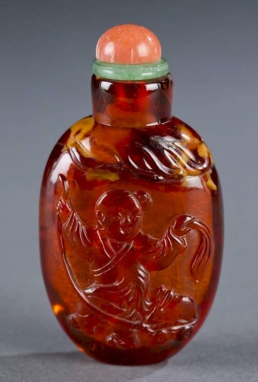 Appraisal: Amber Chinese snuff bottle An amber Chinese snuff bottle c