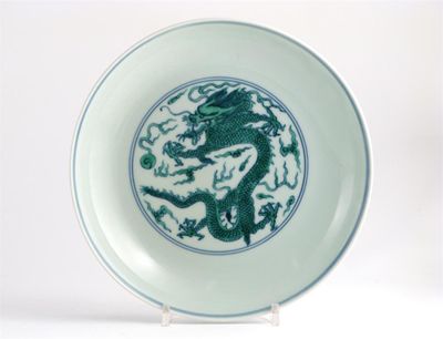 Appraisal: A Chinese green dragon dish painted with a fierce five-clawed