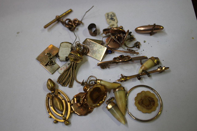 Appraisal: A COLLECTION OF MISCELLANEOUS JEWELLERY including ct gold bar brooches