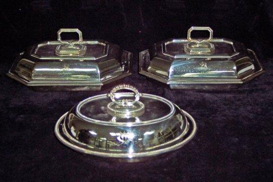 Appraisal: A pair of rectangular entr e dishes and covers with