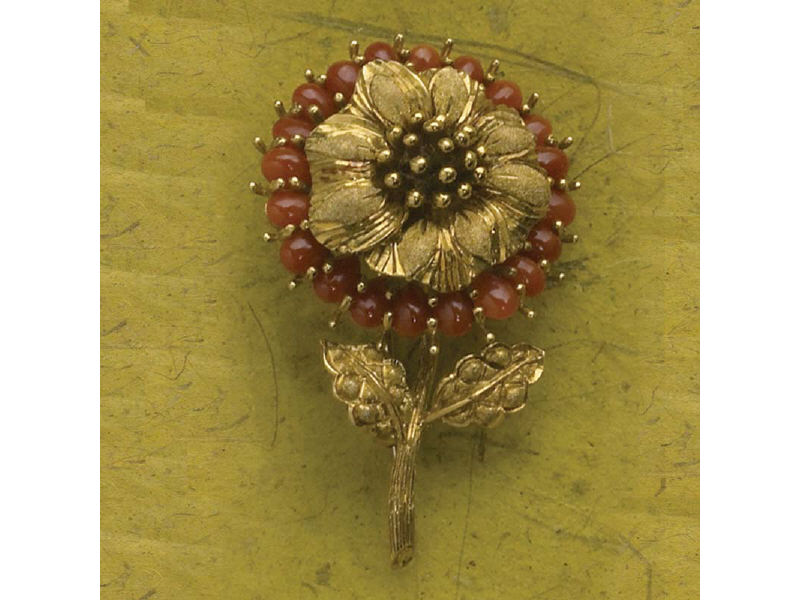 Appraisal: K YELLOW GOLD CORAL BROOCH Flower design with twenty coral