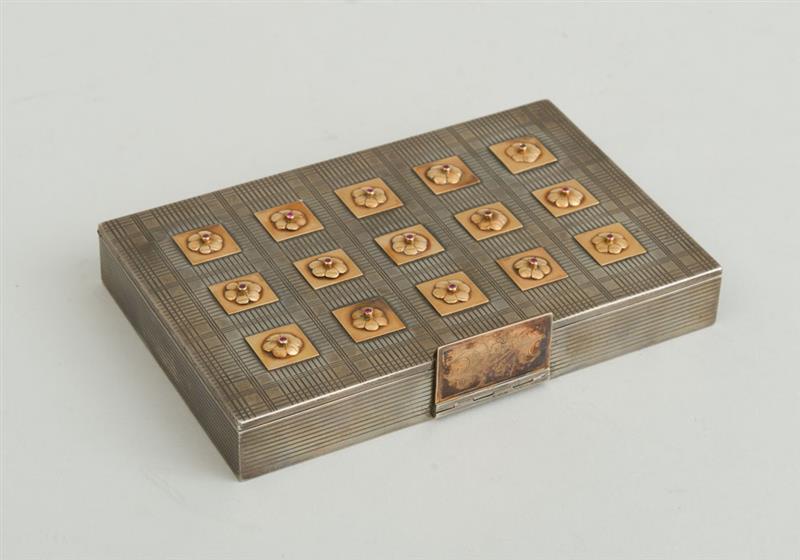 Appraisal: CONTINENTAL GOLD-MOUNTED SILVER COSMETIC CASE Unmarked the cross-hatched lid opening