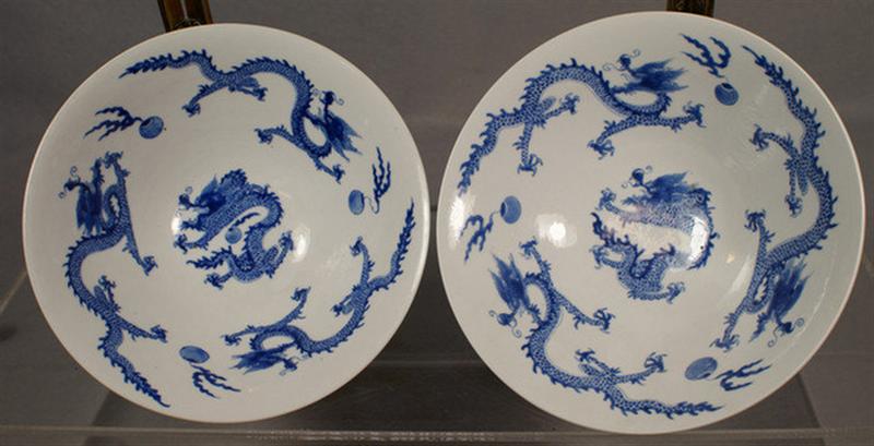 Appraisal: Lot of th c Chinese porcelain bowls with dragon decoration