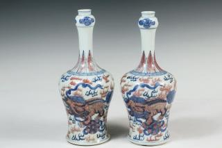 Appraisal: PAIR OF CHINESE PORCELAIN BOTTLES Garlic Mouth Bottles in blue