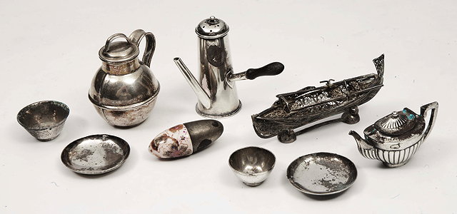 Appraisal: A NOVELTY SILVER PEPPERETTE in the form of a coffee