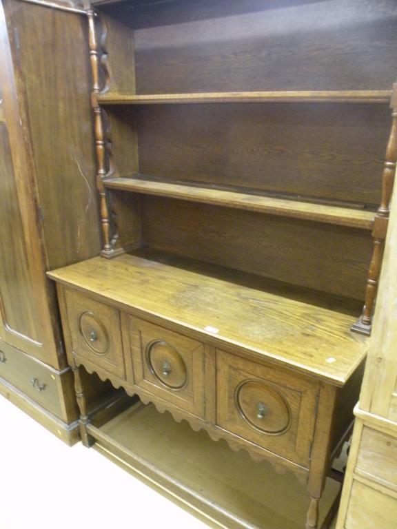 Appraisal: An oak dresser the plate rack with turned supports the