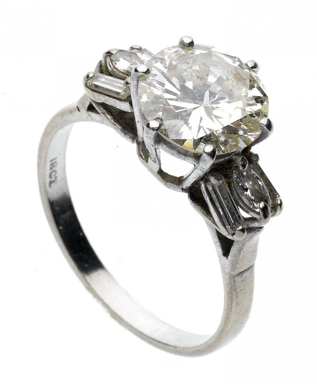 Appraisal: A DIAMOND RING the round brilliant cut diamond weighing approximately