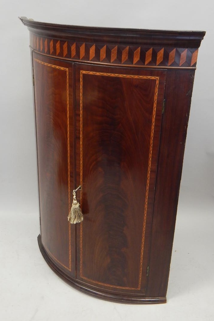 Appraisal: An early thC mahogany bow fronted corner cabinet with a