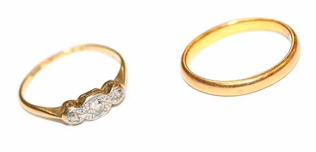 Appraisal: A THREE STONE DIAMOND SET DRESS RING in ct gold