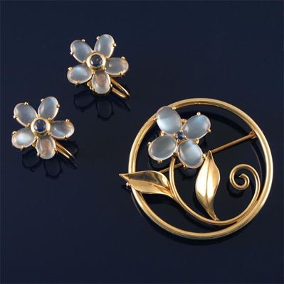 Appraisal: A circular gold brooch with a moonstone and sapphire set