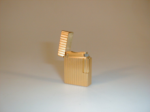 Appraisal: A DuPont gold plated cigarette lighter with a rectangular engine