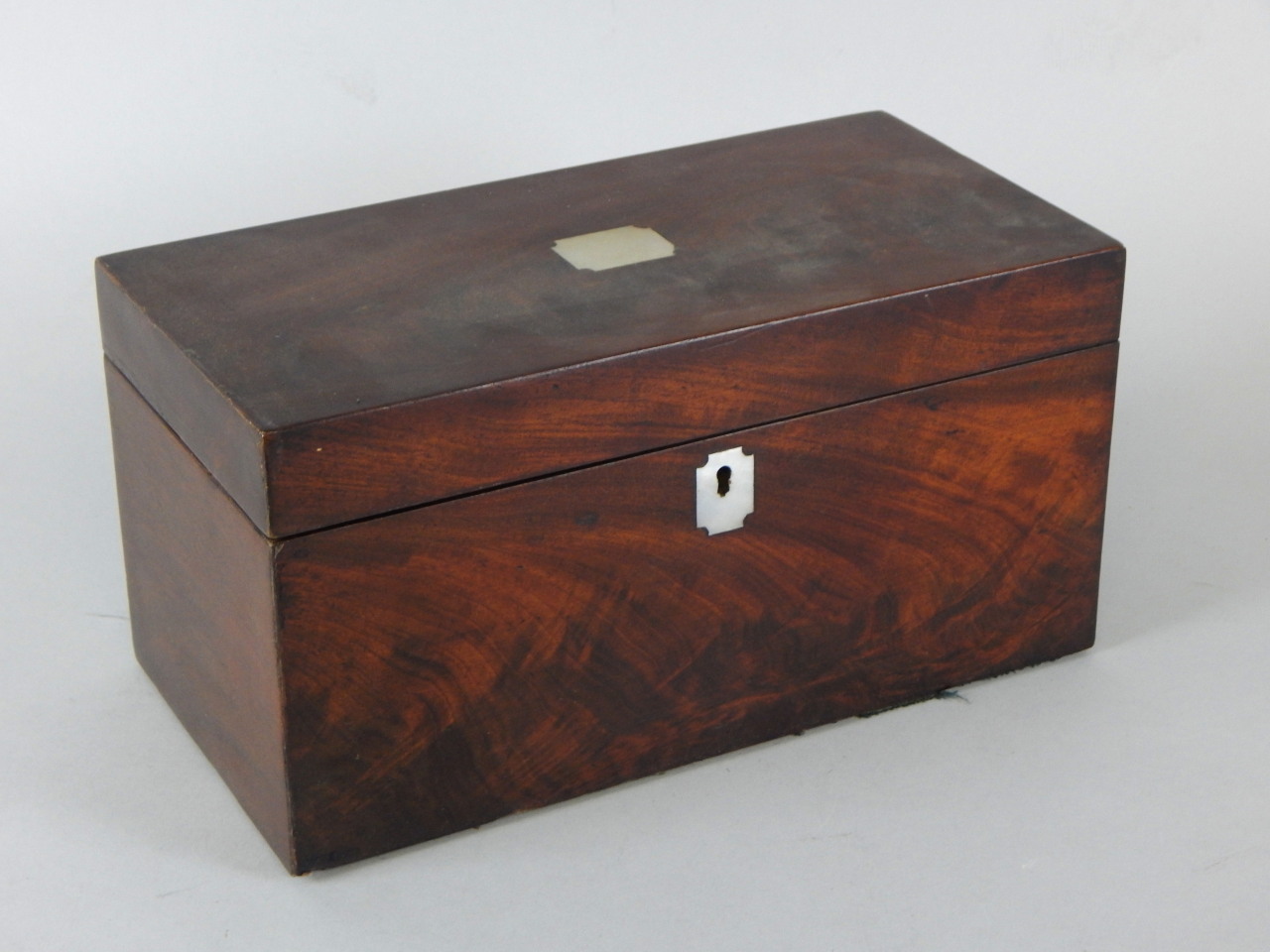 Appraisal: A thC flame mahogany tea caddy with a hinged lid