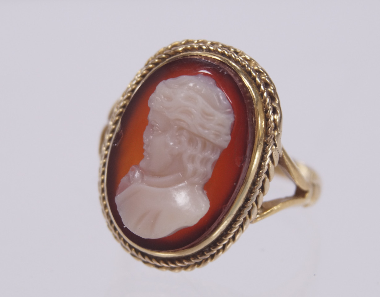 Appraisal: A Victorian ct gold cameo ring with rope twist border