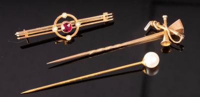 Appraisal: An Edwardian ct gold stick pin of hunting interest modelled