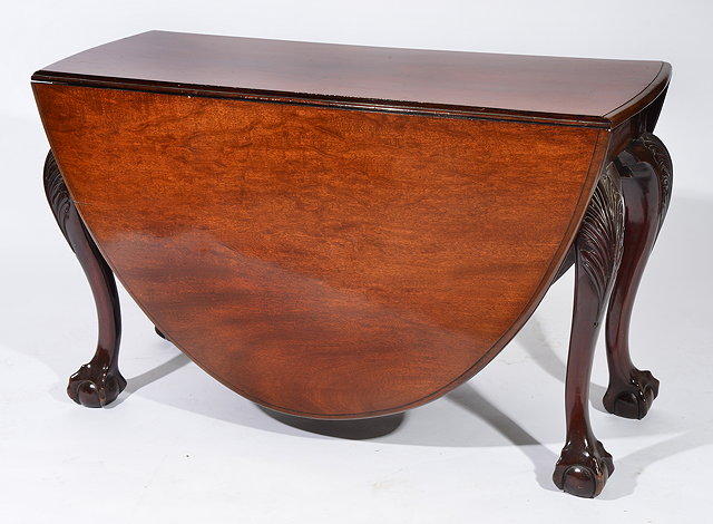 Appraisal: AN EDWARDIAN MAHOGANY DROPLEAF TABLE with oval top acanthus carved