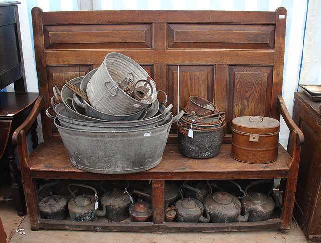 Appraisal: A LATE TH EARLY TH CENTURY OAK SETTLE with panelled