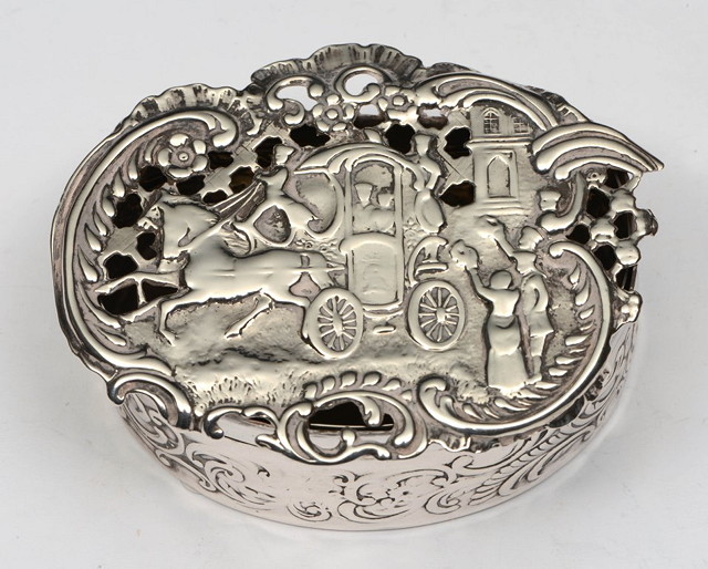 Appraisal: A SILVER TRINKET BOX of shaped oval form the body