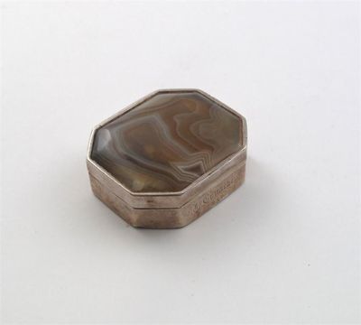 Appraisal: An early th century mounted hardstone snuff box of canted