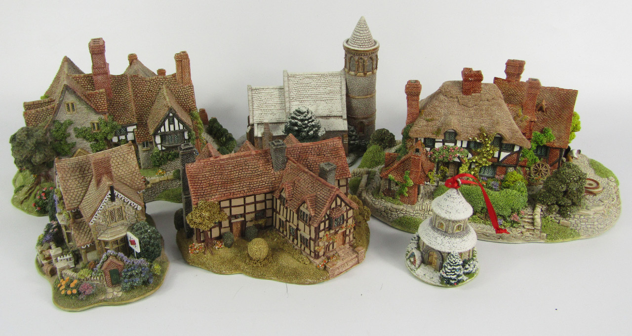 Appraisal: Lilliput Lane sculptures comprising Anne of Cleaves Oakwood Smithy St