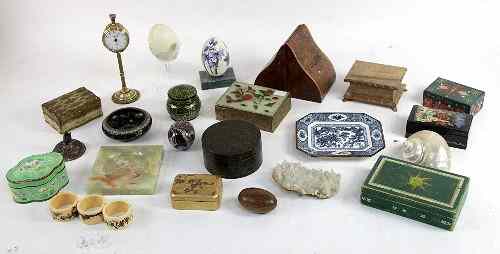 Appraisal: A quantity of decorative boxes and sundries