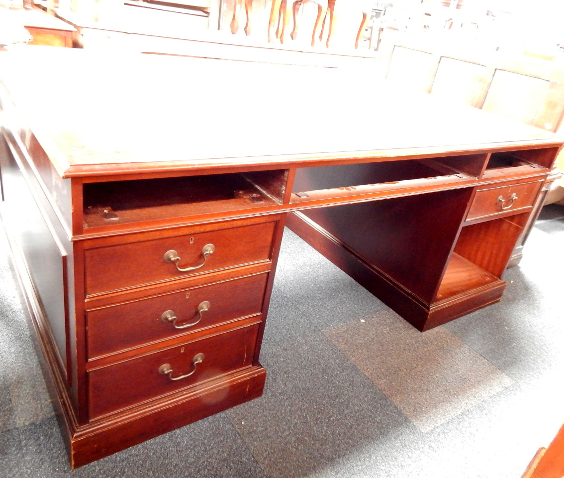 Appraisal: A reproduction mahogany partners desk having two short and one