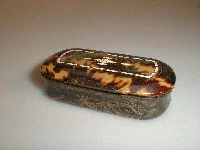 Appraisal: Georgian horn snuff box with inlaid tortoiseshell hinged lid cms